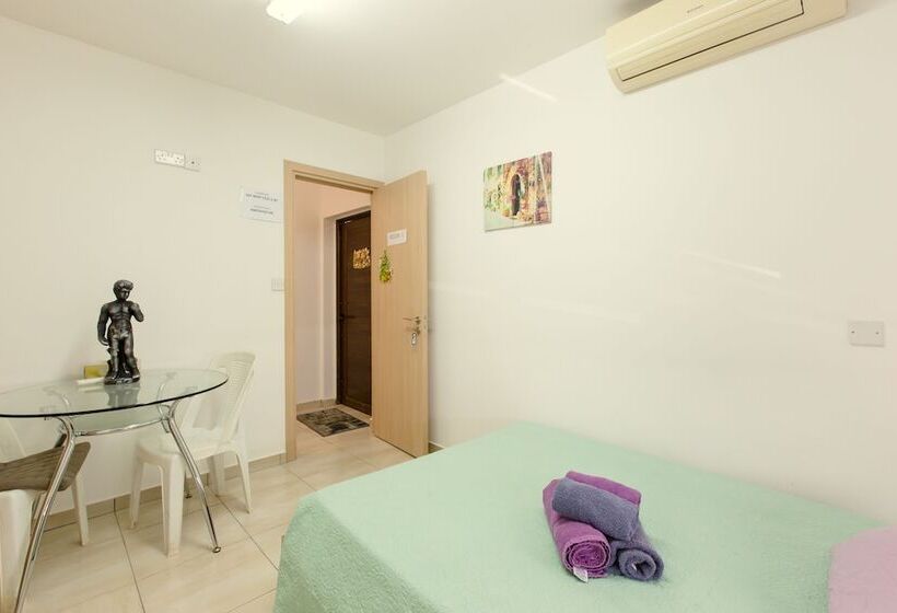 פנסיון Acticon Rooms Larnaca
