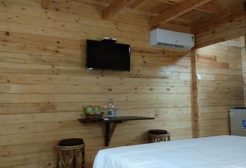 בית מלון כפרי Lazy Frog Goa