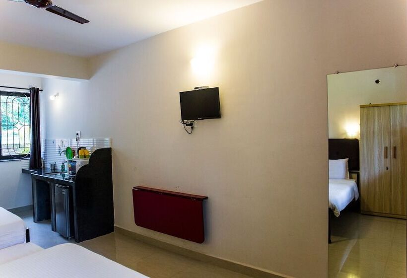 בית מלון כפרי Lazy Frog Goa