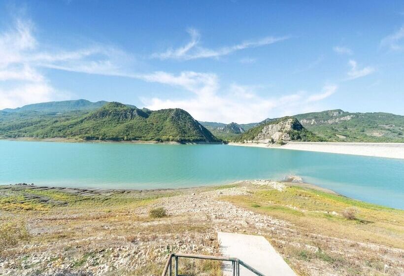 Vibrant Cottage Near Lake In Bomba