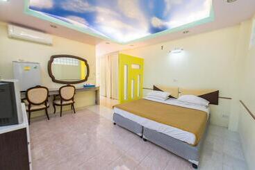 هتل Poomvarin Resort