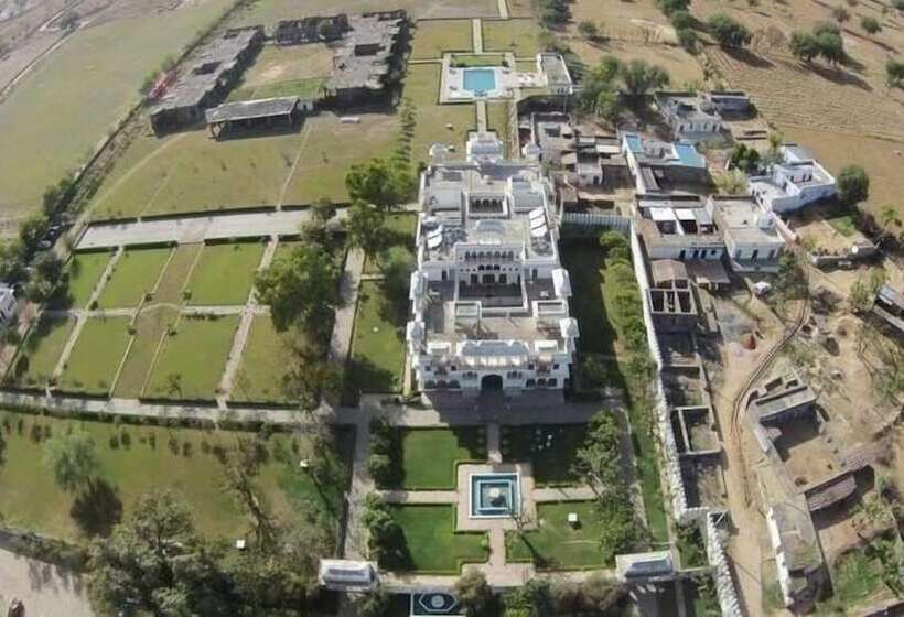 فندق Talabgaon Castle