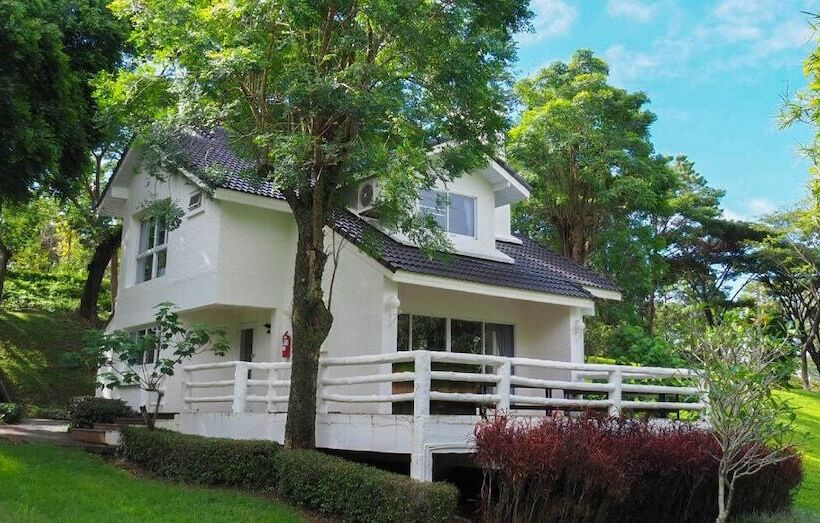 هتل Phukaew Resort & Adventure Park