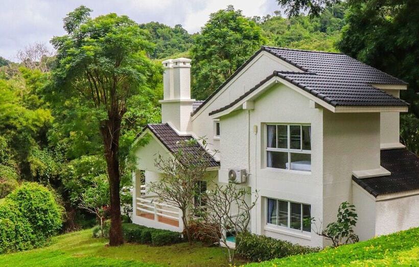 هتل Phukaew Resort & Adventure Park