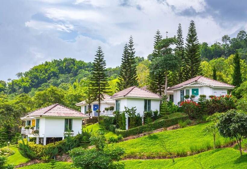 هتل Phukaew Resort & Adventure Park