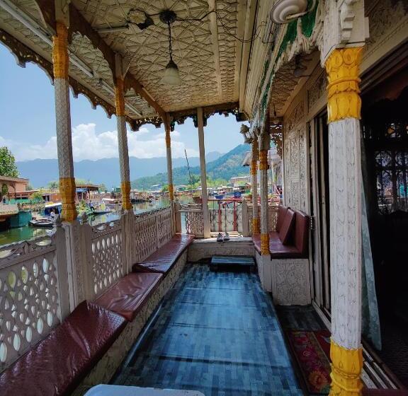 هتل Shiraz Deluxe Houseboat