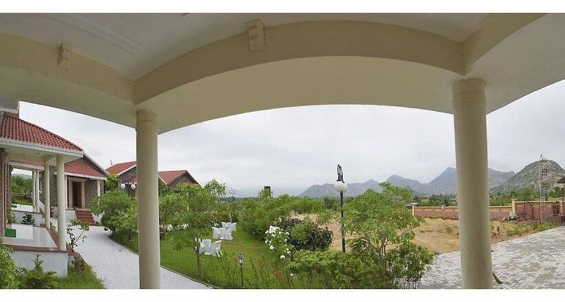 Отель The Lohana Village Resort