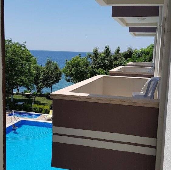 هتل Troas Beach