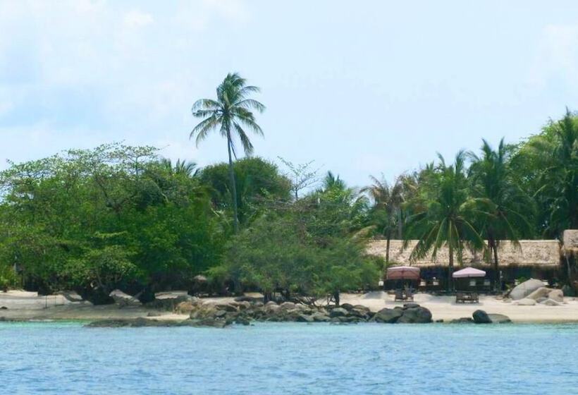 فندق Mantakiri Island Resort Private Island