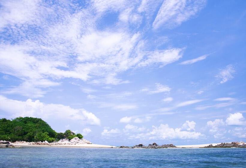 فندق Mantakiri Island Resort Private Island