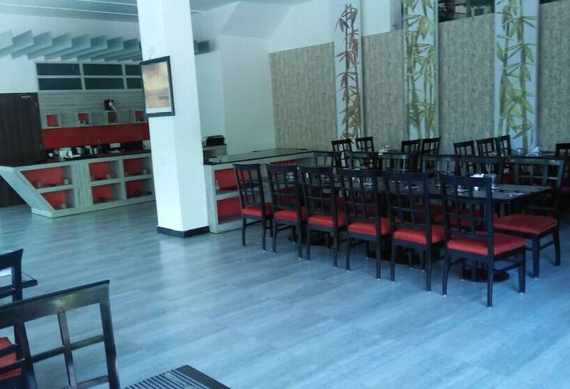 בית מלון כפרי Namami Ganges Resort