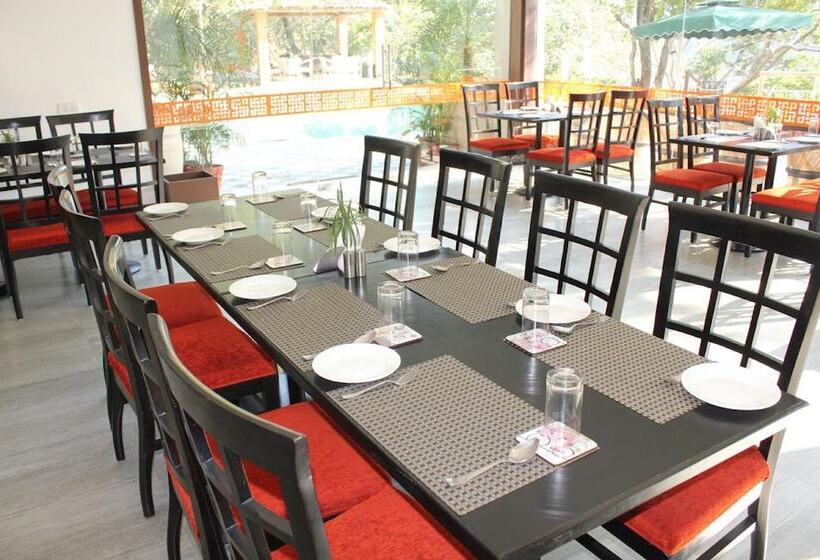 בית מלון כפרי Namami Ganges Resort
