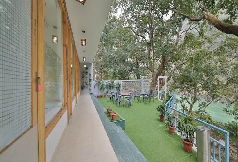 בית מלון כפרי Namami Ganges Resort