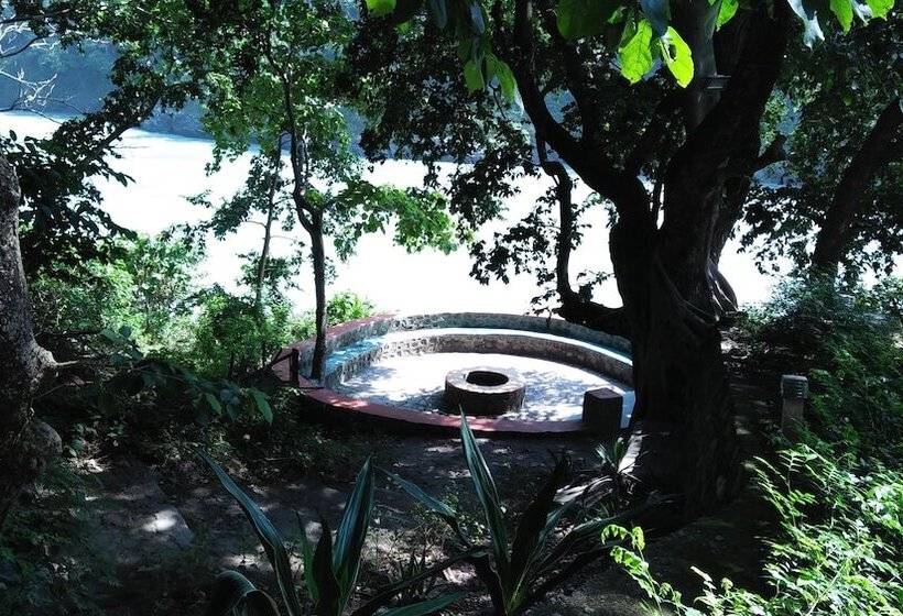 בית מלון כפרי Namami Ganges Resort