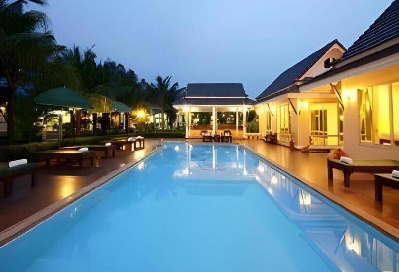 هتل The Forest Home Resort