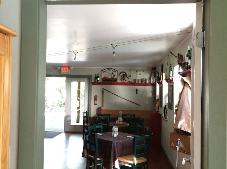 تختخواب و صبحانه Crowsnest Vineyards Guesthouse