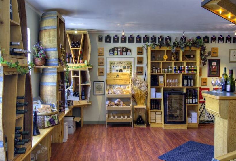تختخواب و صبحانه Crowsnest Vineyards Guesthouse
