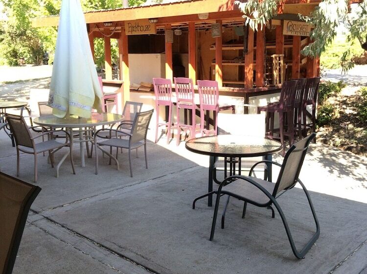 تختخواب و صبحانه Crowsnest Vineyards Guesthouse