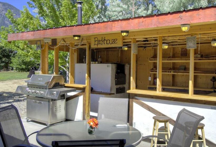 تختخواب و صبحانه Crowsnest Vineyards Guesthouse