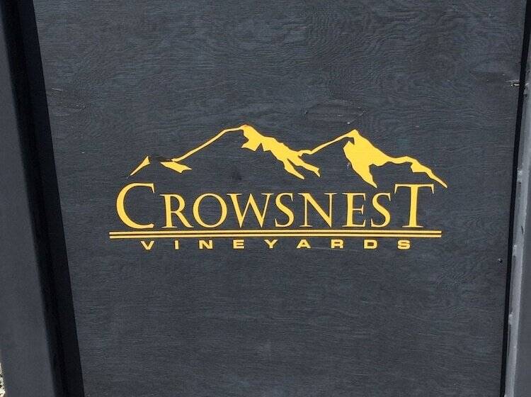 تختخواب و صبحانه Crowsnest Vineyards Guesthouse