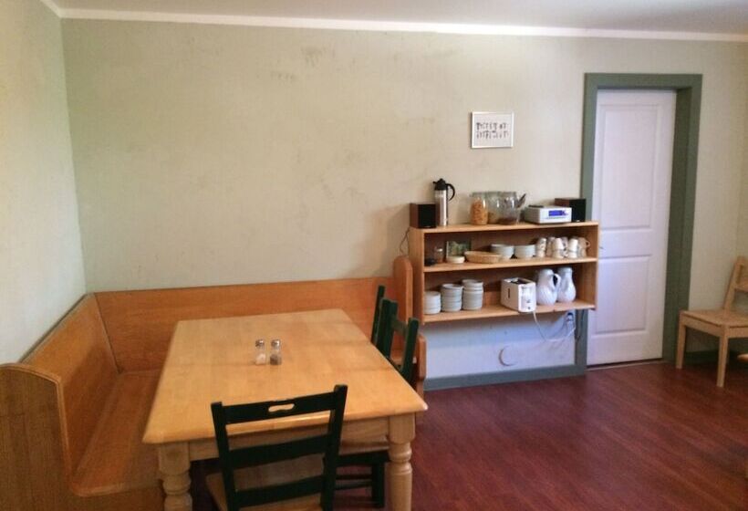 تختخواب و صبحانه Crowsnest Vineyards Guesthouse