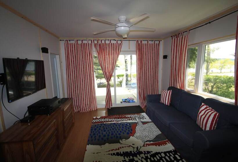 Lakefront Cottage In Manitou Beach