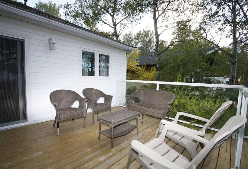 Lakefront Cottage In Manitou Beach