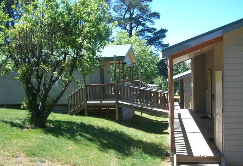리조트 Rainbow Pines Tourist Caravan Park