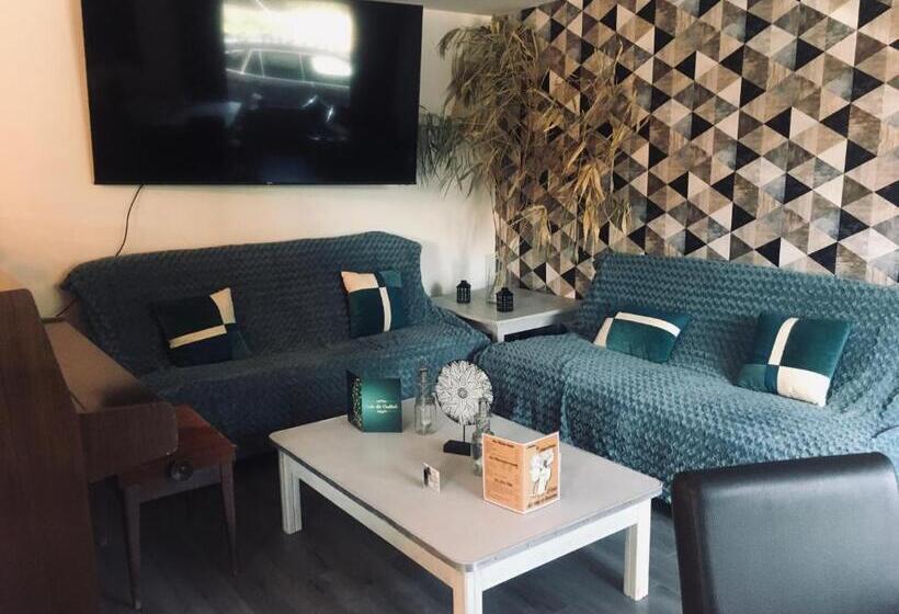 여관 Auberge Du Relais D Auniac Hotel Bar Restaurant Piscine