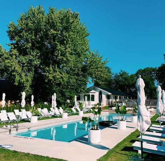 Хостел The Lakeside Motel