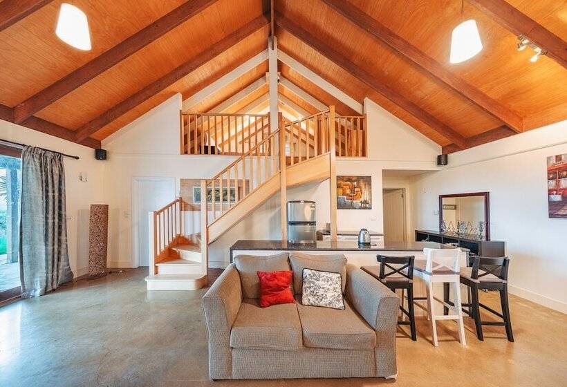 Outlook Hill Vineyard Cottages