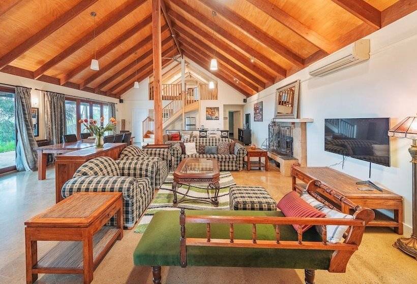 Outlook Hill Vineyard Cottages