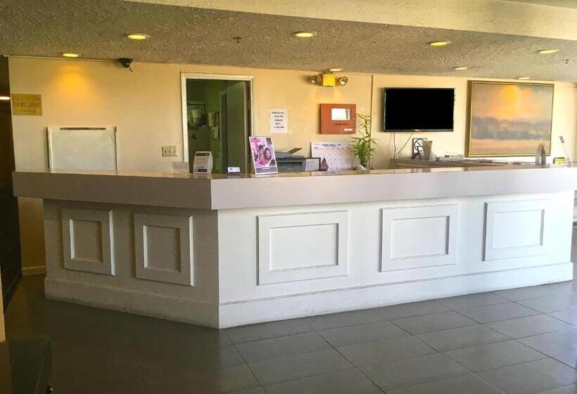 هتل Studio 6 Suites Delano, Ca