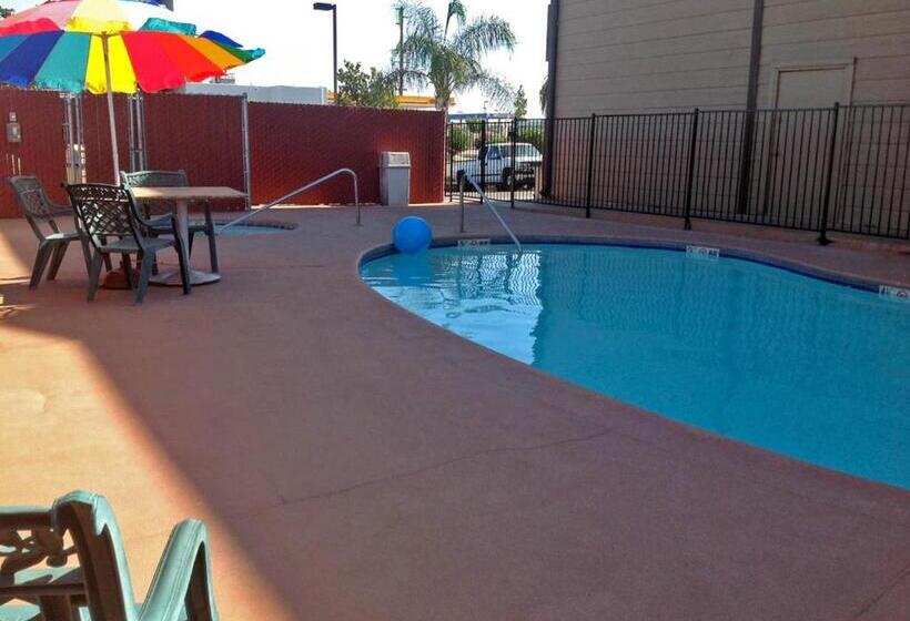 هتل Studio 6 Suites Delano, Ca