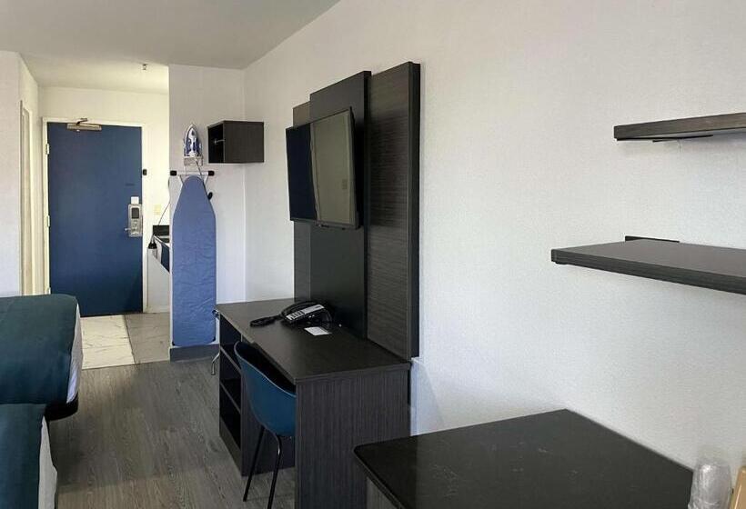 هتل Studio 6 Suites Delano, Ca