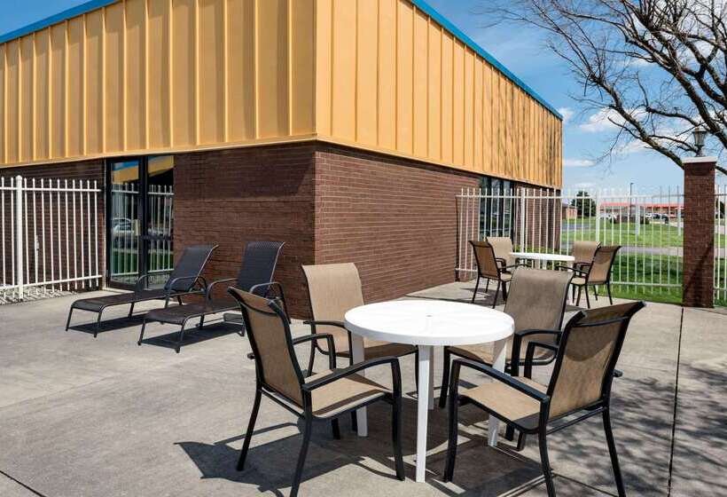 ホテル Baymont By Wyndham Muncie Near Ball State University