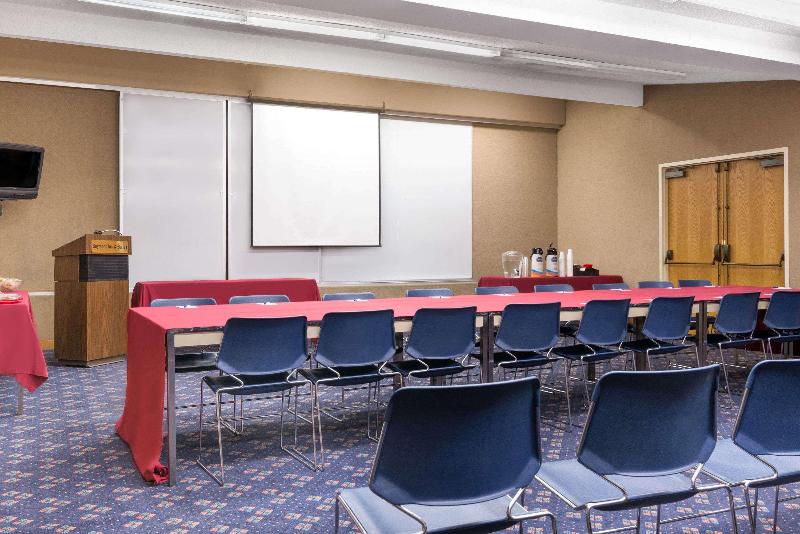 בית מלון כפרי Baymont By Wyndham Muncie Near Ball State University