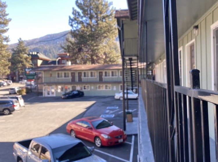 هتل Budget Inn At The Heavenly Gondola