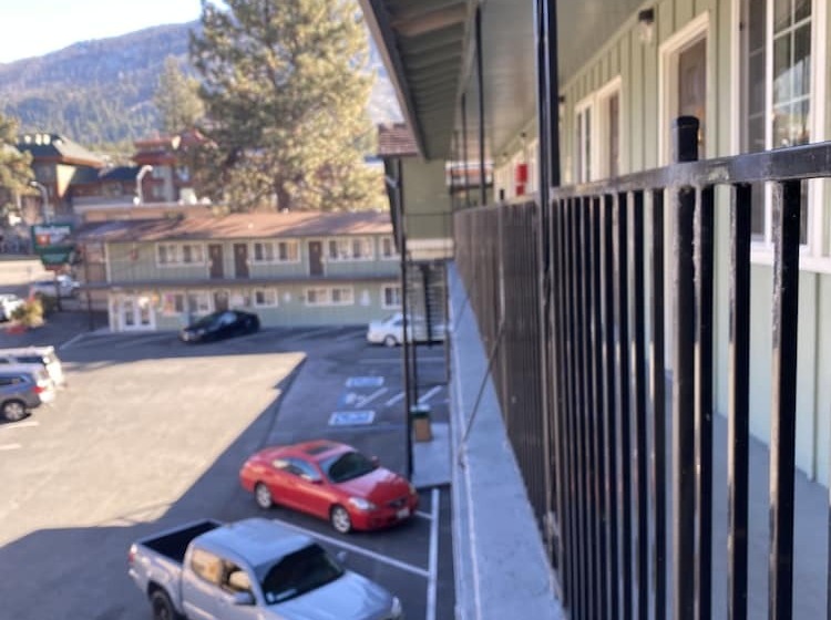 هتل Budget Inn At The Heavenly Gondola