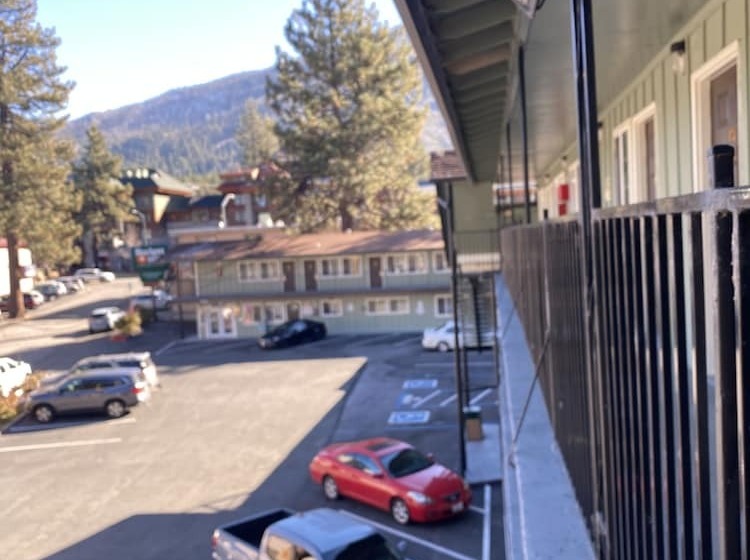 هتل Budget Inn At The Heavenly Gondola