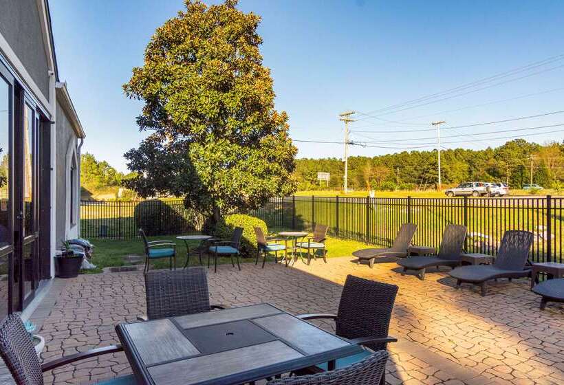 בית מלון כפרי Clarion Pointe Wake Forest   Raleigh North