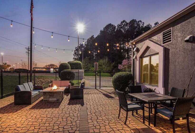 בית מלון כפרי Clarion Pointe Wake Forest   Raleigh North