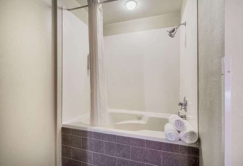 בית מלון כפרי Clarion Pointe Wake Forest   Raleigh North