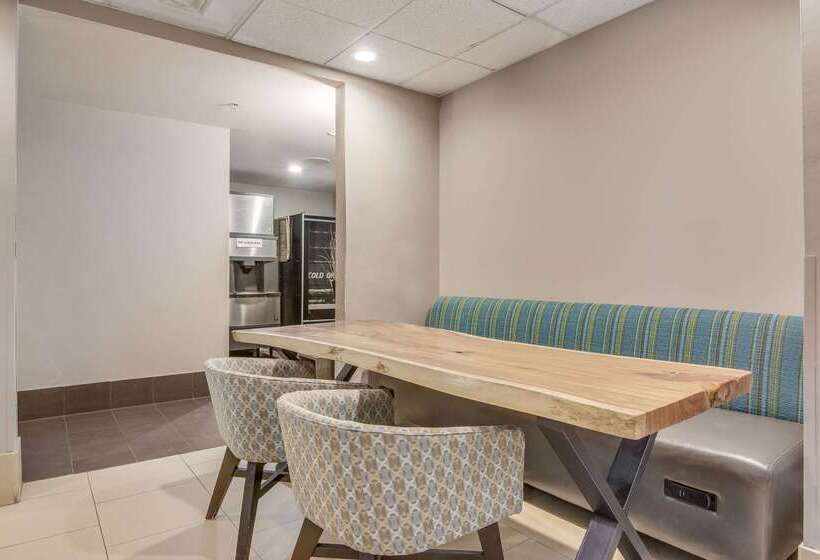 בית מלון כפרי Clarion Pointe Wake Forest   Raleigh North