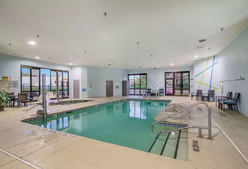 בית מלון כפרי Clarion Pointe Wake Forest   Raleigh North