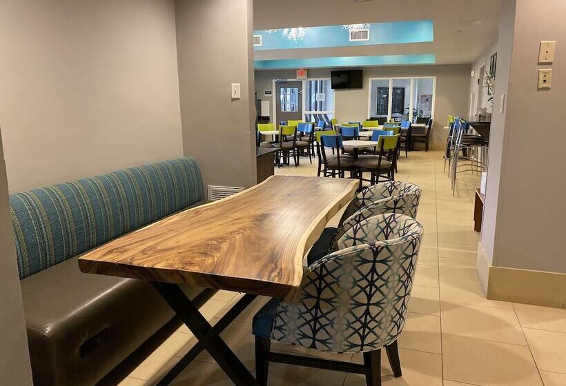 בית מלון כפרי Clarion Pointe Wake Forest   Raleigh North