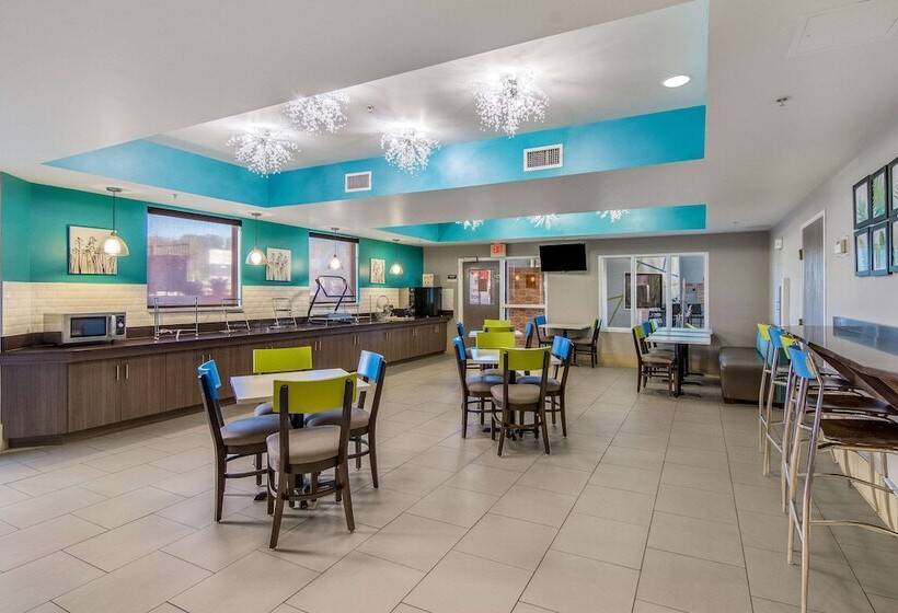 בית מלון כפרי Clarion Pointe Wake Forest   Raleigh North