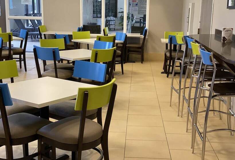 בית מלון כפרי Clarion Pointe Wake Forest   Raleigh North