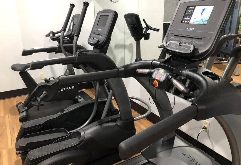 בית מלון כפרי Clarion Pointe Wake Forest   Raleigh North