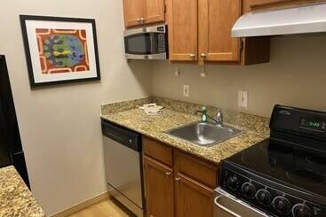 هتل Mainstay Suites Middleburg Heights Cleveland Airport
